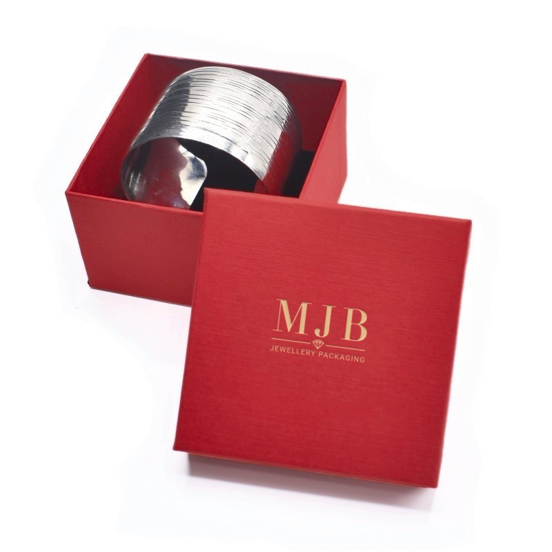 Bangledoosje 90×90×58 mm - WAS8-R, rood, open met een sieraad, goudkleurig MyJewelBoxes-logo