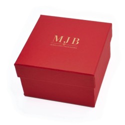 Bangledoosje 90×90×58 mm - WAS8-R, rood, gesloten, goudkleurig MyJewelBoxes-logo