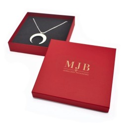 Caja para Collar Grande 167×167×32 mm - WAS11-R, color rojo, abierta con una joya, logotipo dorado MyJewelBoxes