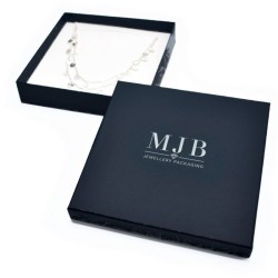 Groot kettingdoosje 167×167×32 mm - WAS11-A, blauw, open met een sieraad, zilverkleurig MyJewelBoxes-logo