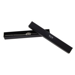 Caja para Pulsera o Bolígrafo 190×25×25 mm - WAS15-N, color negro, abierta con una joya, logotipo plateado MyJewelBoxes