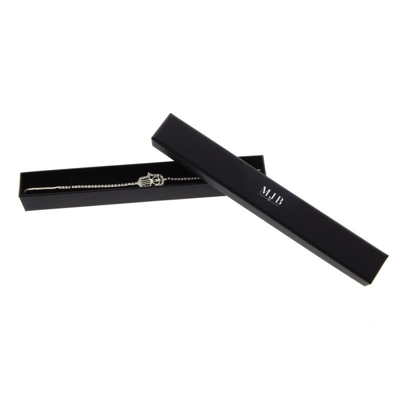 Doosje voor armband of pen 190×25×25 mm - WAS15-N, zwart, open met een sieraad, zilverkleurig MyJewelBoxes-logo