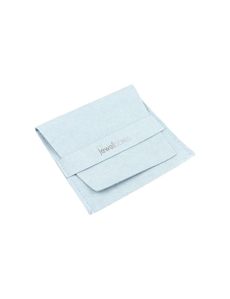 Bolsita para joyas de microfibra azul claro con logo y cierre seguro, ideal para colgantes o pulseras