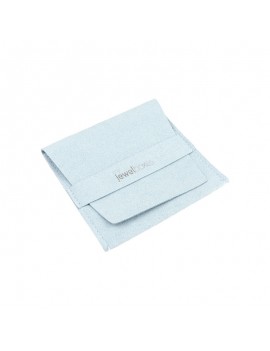 Bolsita para joyas de microfibra azul claro con logo y cierre seguro, ideal para colgantes o pulseras