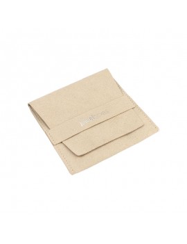 Bolsita para joyas de microfibra color arena con logo y cierre seguro, ideal para colgantes o pulseras