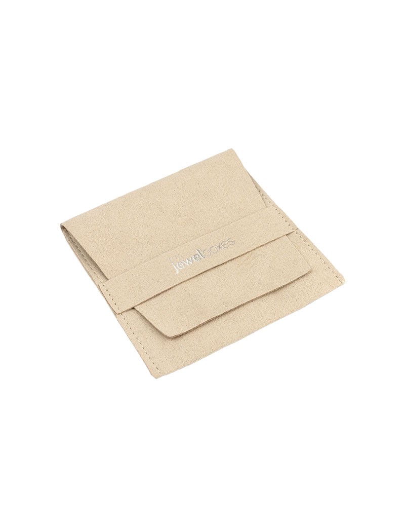 Bolsita para joyas de microfibra color arena con logo y cierre seguro, ideal para colgantes o pulseras