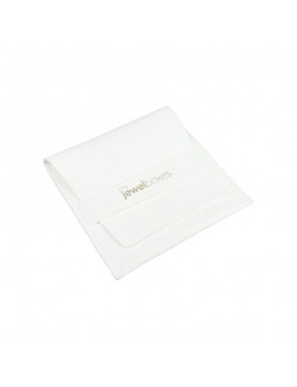 Bolsita para joyas de microfibra blanco con logo y cierre seguro, ideal para colgantes o pulseras
