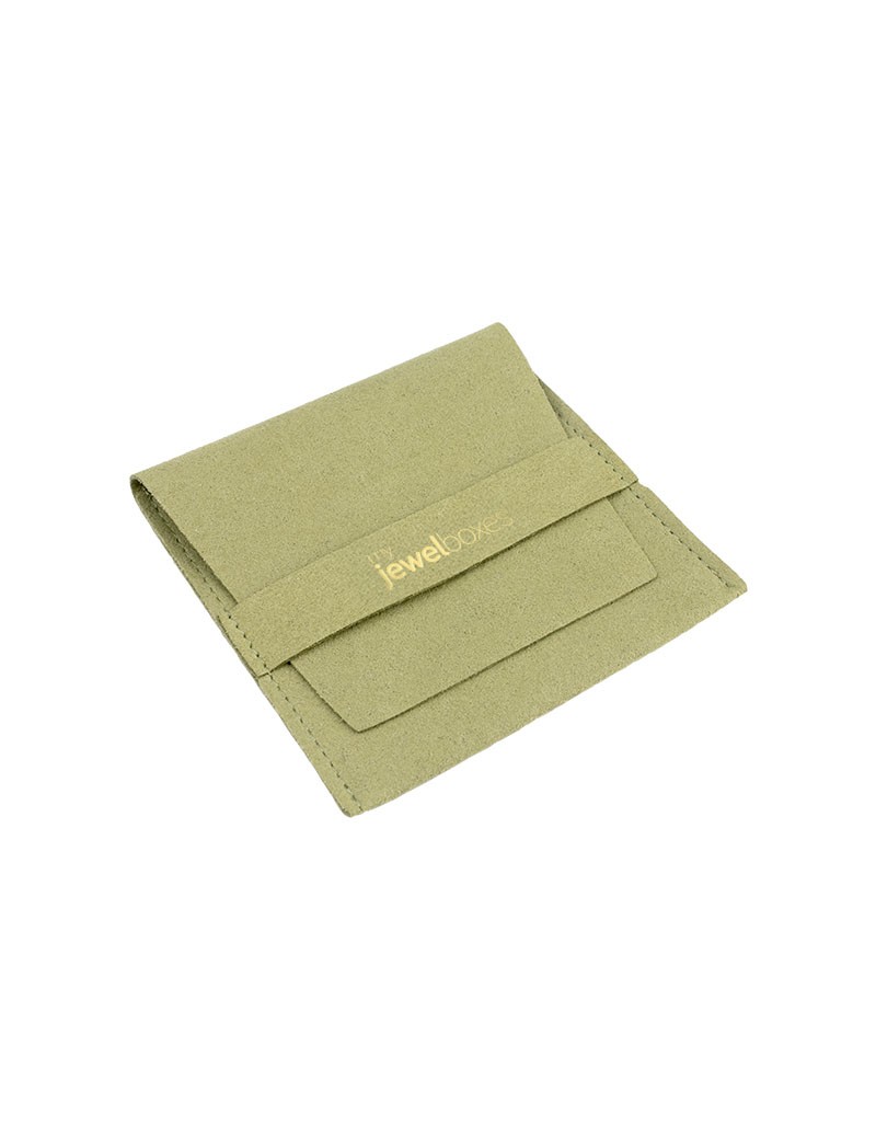 Bolsita para joyas de microfibra color caqui con logo y cierre seguro, ideal para colgantes o pulseras