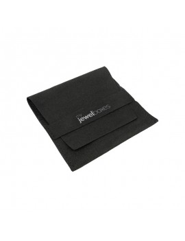 Bolsita para joyas de microfibra negro con logo y cierre seguro, ideal para colgantes o pulseras