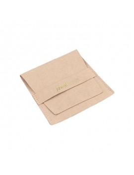Bolsita para joyas de microfibra color nude con logo y cierre seguro, ideal para colgantes o pulseras