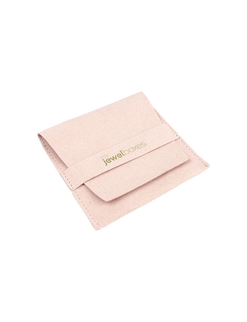 Bolsita para joyas de microfibra rosa empolvado con logo y cierre seguro, ideal para colgantes o pulseras