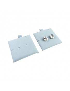 Tacos de microfibra en color azul claro con ranuras y agujeros para sujetar pendientes y colgante