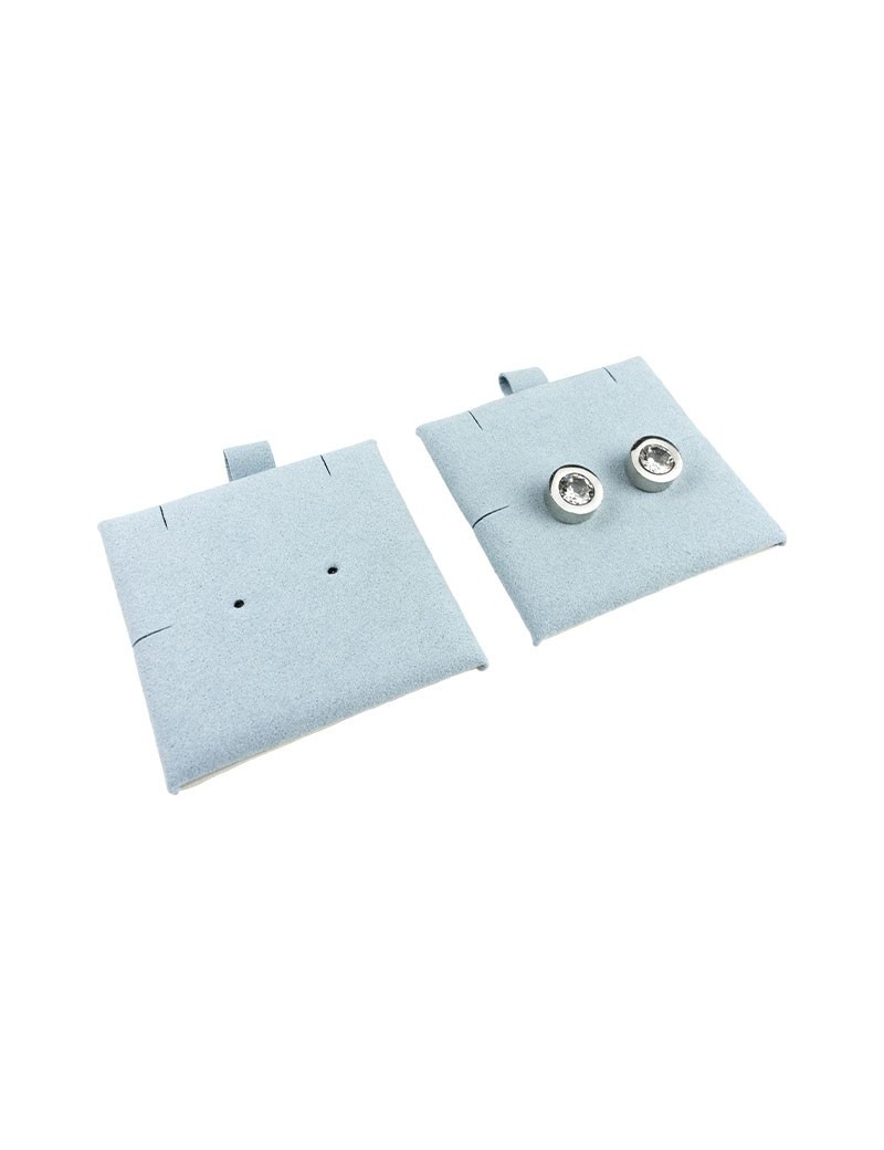 Tacos de microfibra en color azul claro con ranuras y agujeros para sujetar pendientes y colgante