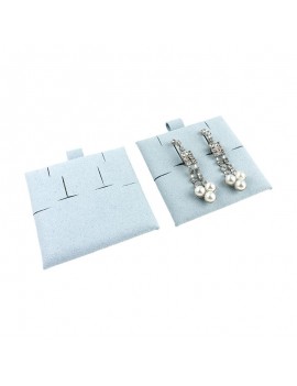 Tacos de microfibra en color azul claro con ranuras y agujeros para sujetar pendientes omega y colgante