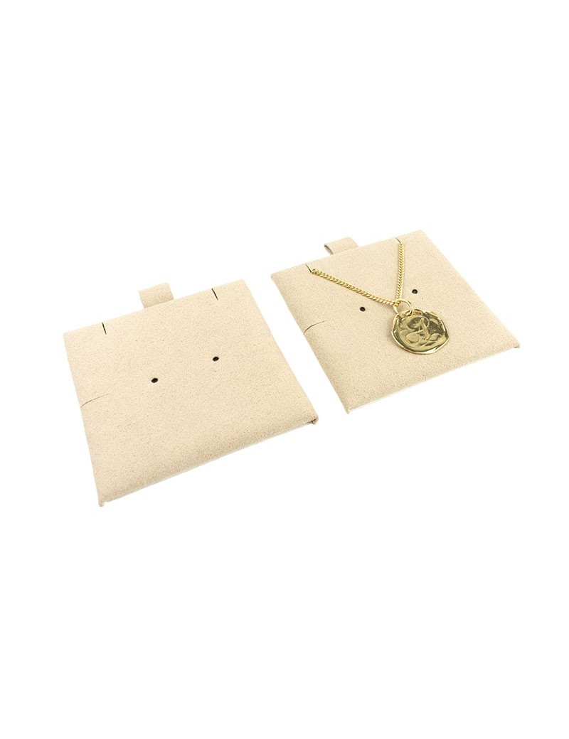 Tacos de microfibra en color arena con ranuras y agujeros para sujetar pendientes y colgante