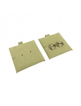 Tacos de microfibra en color caqui con ranuras y agujeros para sujetar pendientes y colgante