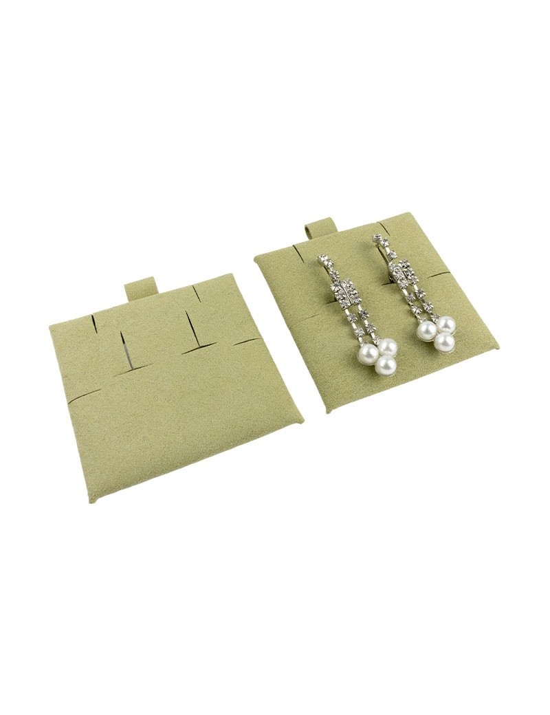 Tacos de microfibra en color caqui con ranuras y agujeros para sujetar pendientes omega y colgante