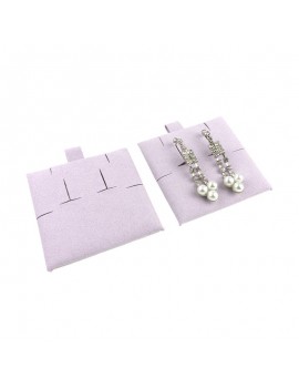 Tacos de microfibra en color lila con ranuras y agujeros para sujetar pendientes omega y colgante