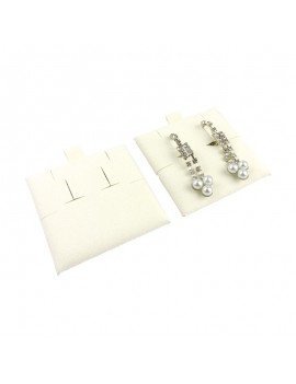 Tacos de microfibra en color marfil con ranuras y agujeros para sujetar pendientes omega y colgante