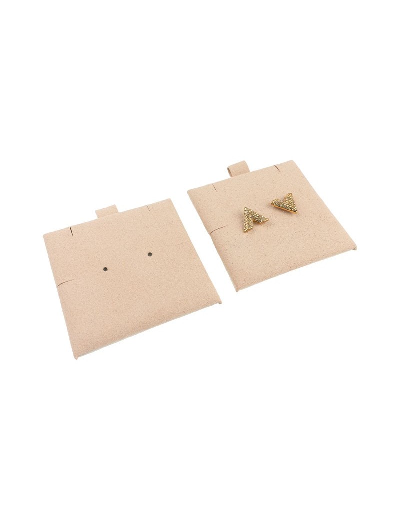 Tacos de microfibra en color nude con ranuras y agujeros para sujetar pendientes y colgante