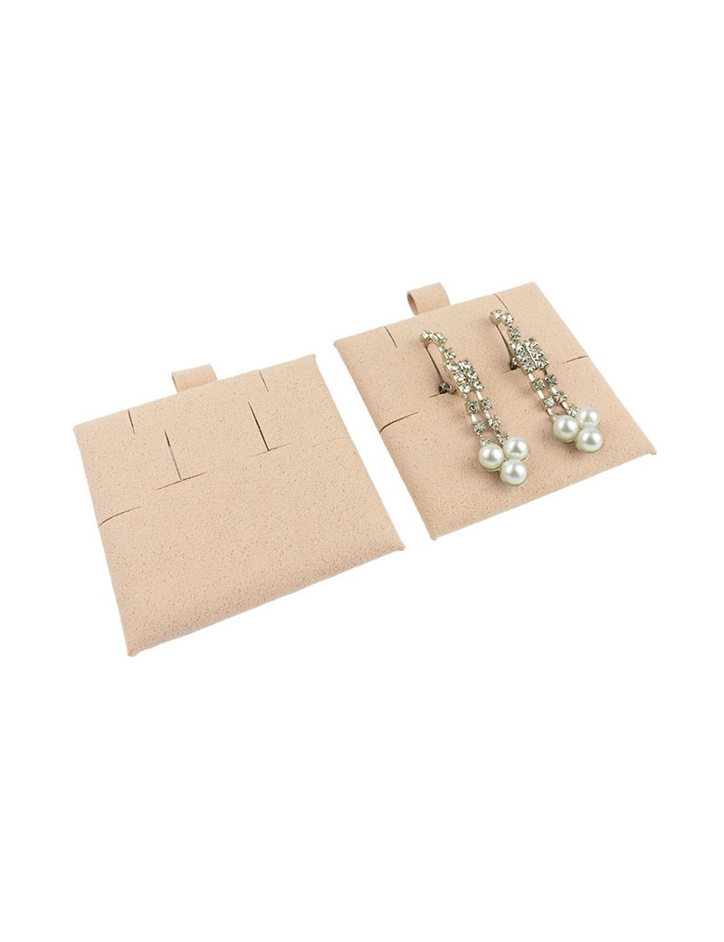 Tacos de microfibra en color nude con ranuras y agujeros para sujetar pendientes omega y colgante