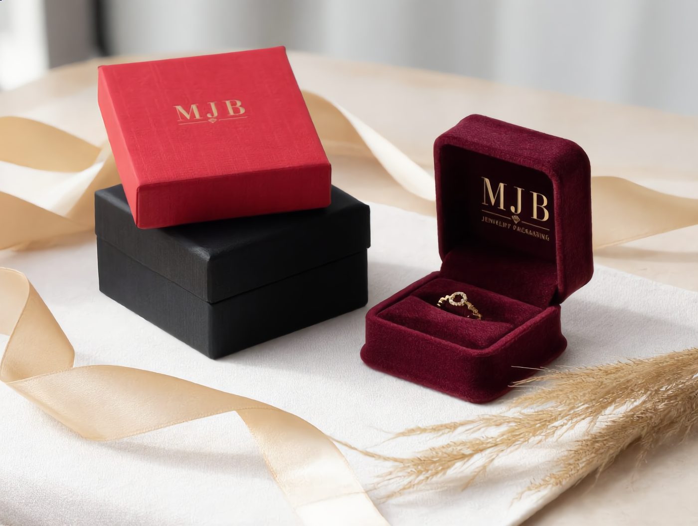 Cajas y estuches para joyas con el monograma MJB estampado en oro